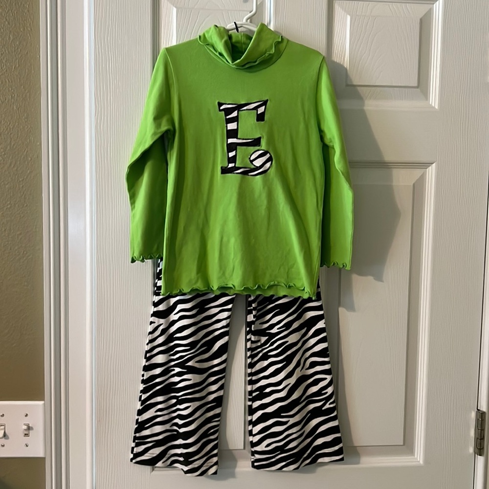 Kelly's Kids Girls Green Ruffle Turtleneck with ‘E’ and Zebra Pants Size 5 / 6